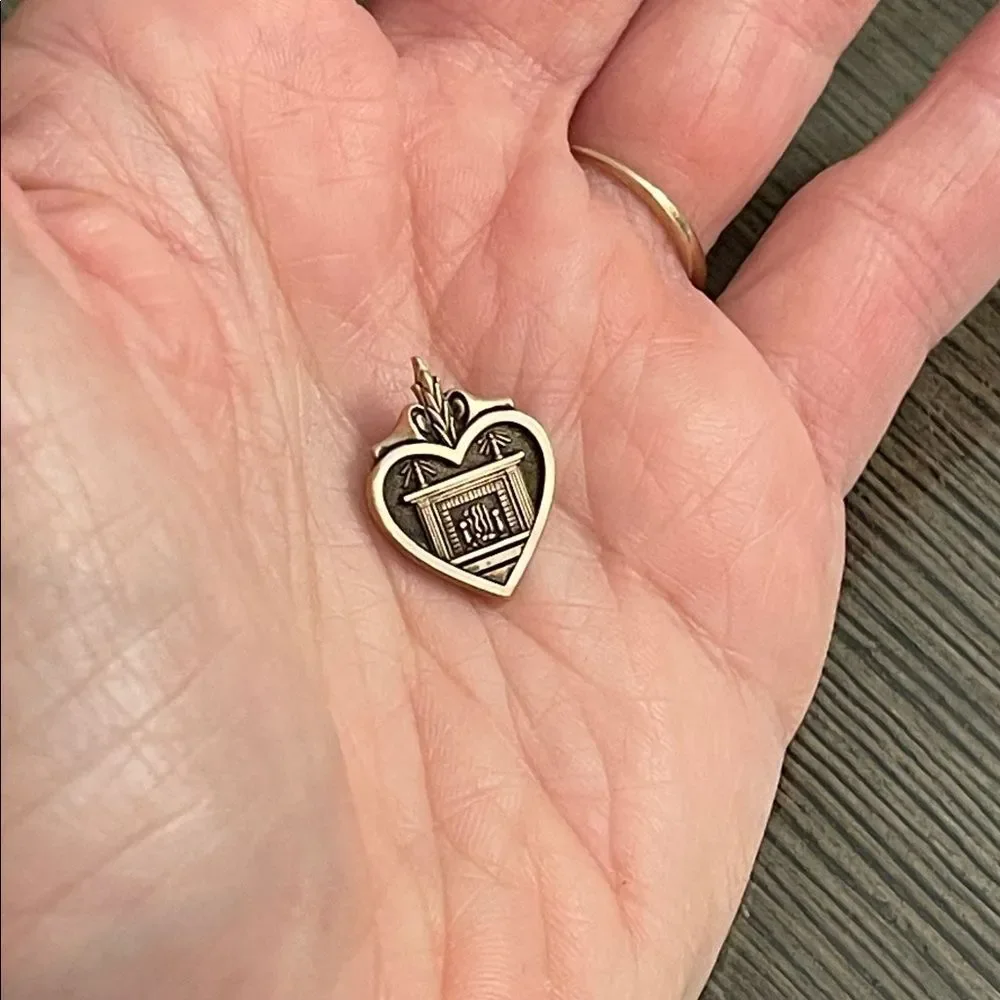 Betty Crocker Heart and Hearth Pin Homemaker of Tomorrow Gold Tone FHA Club